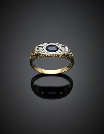 Anello in oro giallo e bianco cesellato con zaffiro ovale e due diamanti...