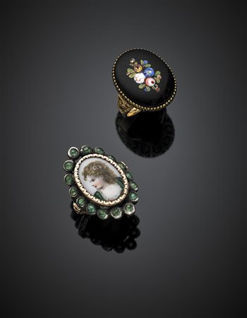 Lotto composto da due anelli in oro giallo e miniature, misura 20.5/60.5 e...