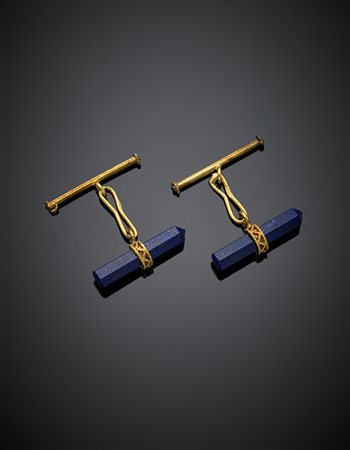 Gemelli in oro giallo e prismi in lapislazzuli, g 4,31, lungh. cm 2,2 circa....