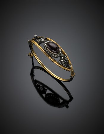 Bracciale rigido in oro giallo e argento con granato ovale cabochon di ct. 16...
