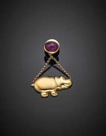 *Spilla da asola in oro giallo a guisa di ippopotamo con rubino cabochon, g...