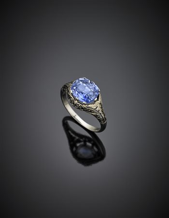 Anello in platino traforato e cesellato con zaffiro ovale sintetico, g 3,69...