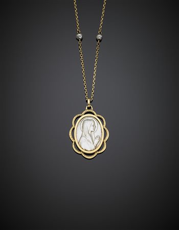 Catena con pendente in oro bianco, madreperla incisa e perle, g 7,88, lungh....