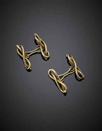 Gemelli in oro giallo a guisa di nodo Savoia, g 8,05, lungh. cm 2,2, largh....