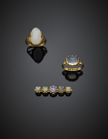 Lotto in oro giallo 750/1000 e 585/1000, composto da due anelli e una spilla...