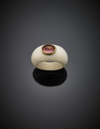 Anello in osso e pasta vitrea rosa, dettagli in oro bianco, g 3,56 misura...