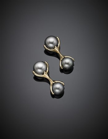 Gemelli in oro giallo e perle grigie , g 8,46, lungh. cm 3 circa. In scatola...