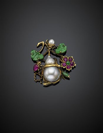 Pendente in oro giallo 333/1000 con perle barocche, rubini sintetici e giada,...