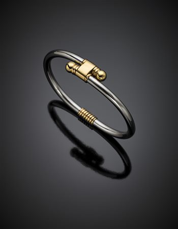 Bracciale rigido alla schiava in acciaio e oro giallo, g 39,75, diam. cm 7,5....