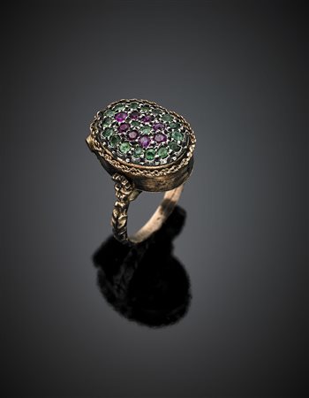 Anello in oro giallo 333/1000, argento, pavé di rubini e smeraldi con...