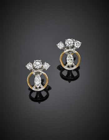 Orecchini in oro bianco e giallo con diamanti rotondi e a navette per...