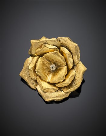 Spilla a guisa di rosa in oro giallo satinato e diamante centrale, g 20,91,...