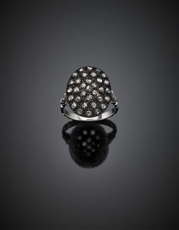 Anello in oro bianco e argento con pavé di diamanti a mezza rosetta, g 5,57...