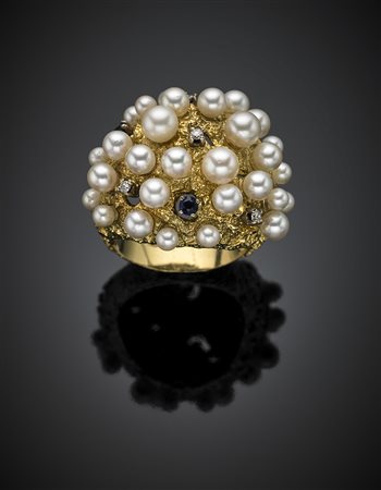 Anello in oro giallo a superficie texturata con perle coltivate e diamanti, g...