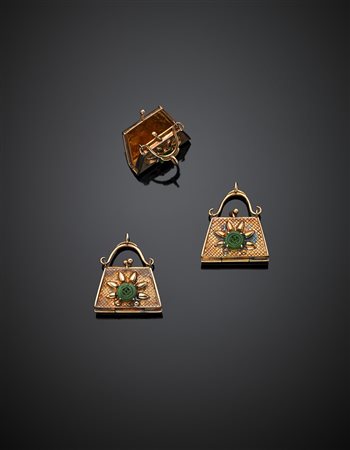 Lotto composto da tre charms a forma di borsette apribili in oro giallo...