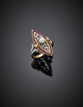 Anello in oro giallo e bianco, diamanti, rubini e perla, g 6,25 misura 15/55....