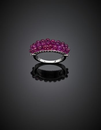 *DI GREGORIOAnello in oro bianco con zaffiri rosa a briolette per complessivi...