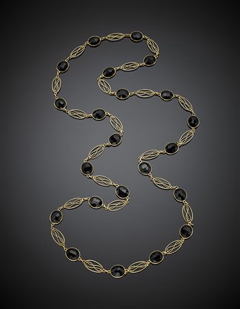 Lunga catena in oro giallo con granati alternati a nodi savoia, g 63,64,...