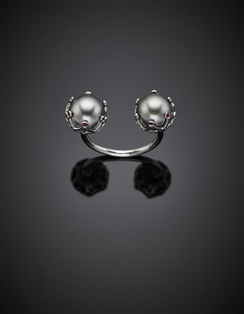 *DI GREGORIOAnello in oro bianco con due perle grigie Tahiti e rubini a...