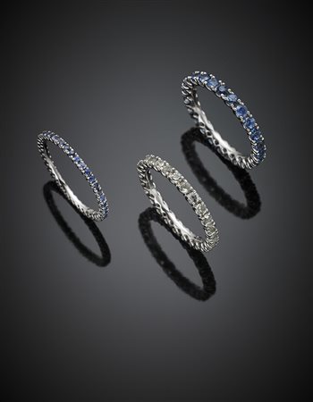 *DI GREGORIOLotto di tre fedine eternity in oro bianco con zaffiri blu e...