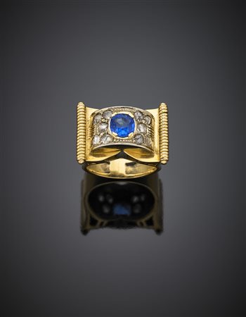 Anello in oro giallo a cartiglio con pasta vitrea rotonda blu rifinito con...