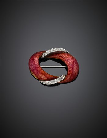 Spilla a nodo in oro giallo e bianco rifinita con smalto guilloché rosso e...