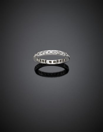 Fedina eternity in oro bianco e diamanti per complessivi ct. 1 circa g 3,52...