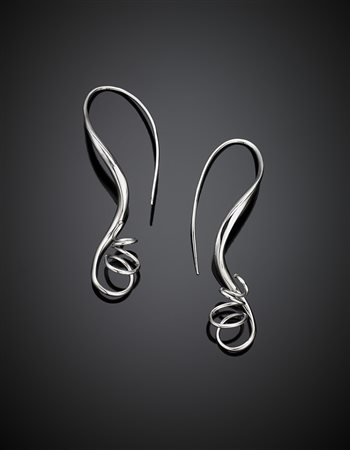 Orecchini pendenti a filo in oro bianco, g. 6.10, lungh. cm 6 circa. -EN...