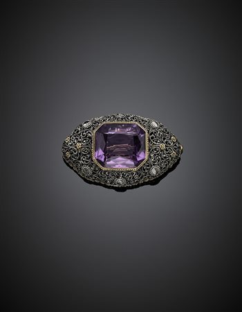 Spilla in oro giallo e argento lavorata a pizzo con piccoli diamanti e quarzo...