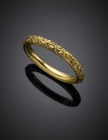 Bracciale rigido, apribile in oro giallo cesellato a fiori e foglie, g 25,44,...