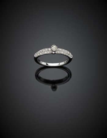 *DI GREGORIOAnello in oro bianco con pavé di diamanti sul gambo e diamante...