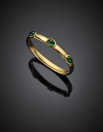 Bracciale rigido apribile con smeraldi cabochon per complessivi ct. 6 circa,...
