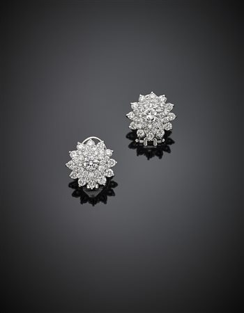 Orecchini a lobo in oro bianco e diamanti per complessivi ct. 2,50 circa, g...