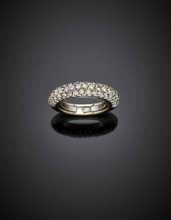 Anello in oro bianco e giallo con pavé di diamanti rotondi per complessivi...