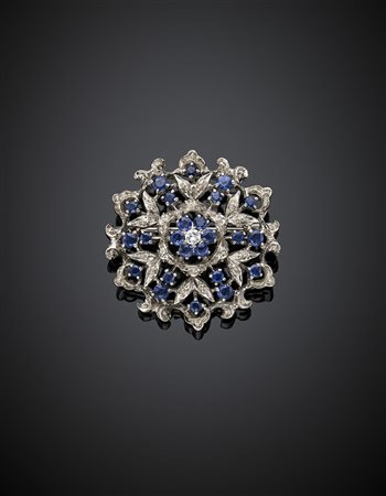 Spilla a fiore stilizzato in oro bianco, diamante e zaffiri rotondi per...