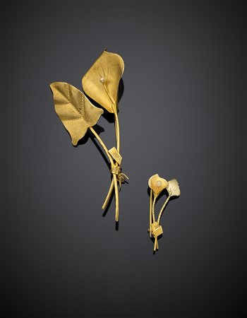 Doppia spilla in oro satinato e lucido rifinita con microperle a guisa di...