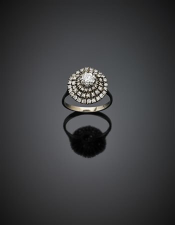 Anello in oro bianco con diamanti rotondi per complessivi ct. 0,60 circa, g...