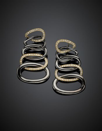 Orecchini pendenti in oro giallo, in parte rodiati nero, con diamanti, una...