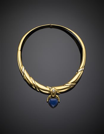 Collier in oro giallo, rigido, apribile con calcedonio blu a cuore e diamante...