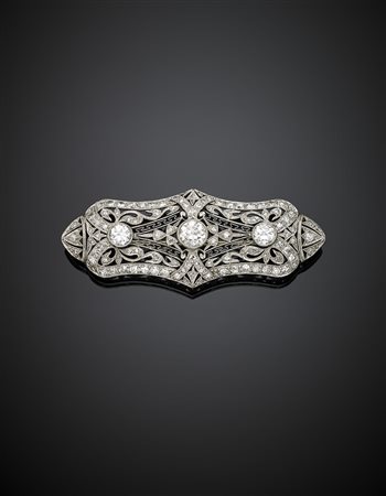 Broche traforata in platino e diamanti rotondi di cui il centrale di ct. 0,72...