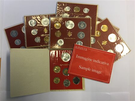 VATICANOLotto di monete annuali in confezione.