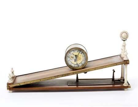 ANONIMO, FranciaOrologio a piano inclinato su piedistallo costruito...