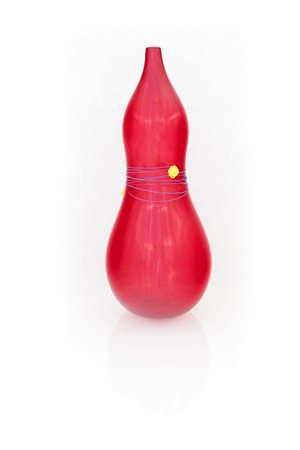 Vaso in vetro soffiato rosso decoro con fili in pasta di vetro .Targhetta...