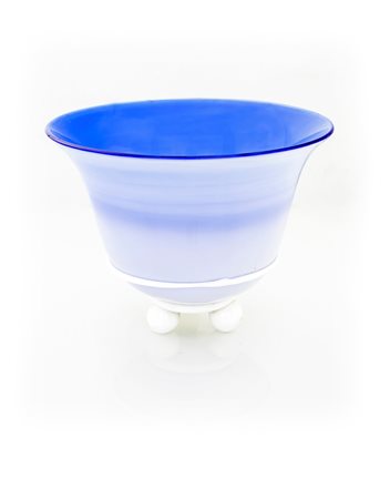 Coppa in vetro incamiciato opalino con piedini applicati in pasta di vetro...