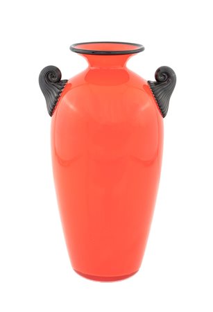 Vaso in vetro rosso con profilo e anse scultoree in forma di conchiglia in...