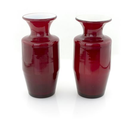 Coppia di vasi serie "opali" soffiati e lavorati in pasta di vetro rosso...