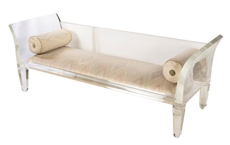 Divano in plexiglass con sponde laterali incurvate, sedile imbottito e gambe...