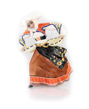 Ragazza in abito folcloristico che sorregge due coppe in terraglia a colaggio...