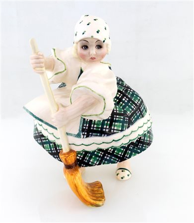 Figura di bambina con scopa in mano in terraglia a colaggio con decoro...