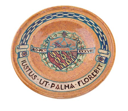 Piatto in terracotta maiolicata decorato con smalti con scritta iustus ut...